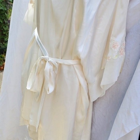 Etienne Vintage Ivory Satin Floral‎ Robe One size - Picture 3 of 12